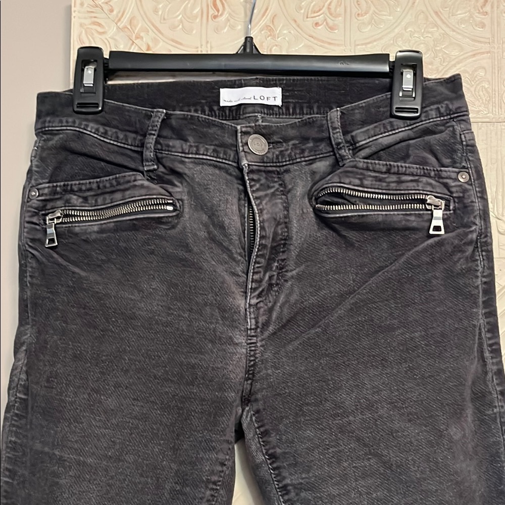 EUC Loft Charcoal Modern Skinny pants with zippers, size 28/6